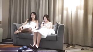 【麻花免费视频】你的老表双飞良家闺蜜各种玩弄鸡巴侧入