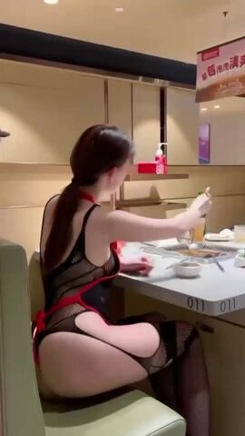 【麻花免费视频】抖音热搜 阿朱海底捞不雅事件 阿朱 没想到吃个海底捞也能上热搜