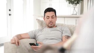 【麻花免费视频】让我把你那家伙的所有精液清理干净莉兹·乔丹引诱继父