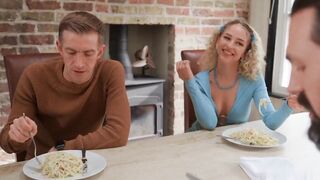 【麻花免费视频】穿上她最热门的服装并试图引诱她爸爸的朋友操她