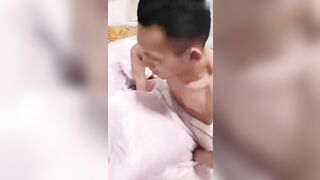 【麻花免费视频】山东捉奸骚货偷情还理直气壮正在啪啪老公闯入