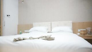 【麻花免费视频】又纯又欲眼镜妹迫不及待脱掉衣服插嘴侧入打桩