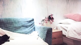 【麻花免费视频】网约美人妻玉足在裆下来回摩擦小伙被迷得性欲勃发