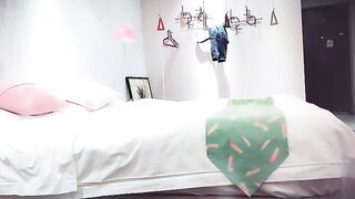 【麻花免费视频】网约美人妻玉足在裆下来回摩擦小伙被迷得性欲勃发