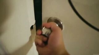 【麻花免费视频】姐姐给我下面吃，我却想吃她下面，趁换衣服强上这就是对姐姐的爱