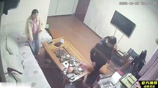 【麻花免费视频】婆婆爆料监控视频：淄博董事长性侵儿媳妇，监控真实还原乱伦真相