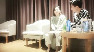 【麻花免费视频】开车接上美容院工作的良家少妇到酒店操逼，看着文静上了床之后操起来嘎嘎骚！