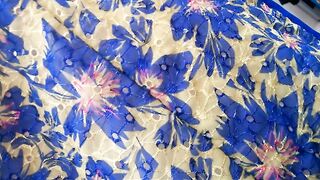 【麻花免费视频】教室讲台抄底偷拍女老师合集，这是不是你上学时候想做却不敢做的事情？