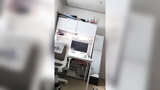 【麻花免费视频】【网爆泄密】忽悠高中生学妹家里打飞机，樱桃小嘴第一次口，需要慢慢教她