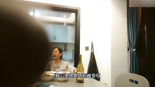 【麻花免费视频】工商银行副行长偷情下属老婆，家中啤酒助兴，无套内射