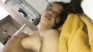 【麻花免费视频】猥琐男迷奸妹妹，肆意玩弄大奶狂操嫩穴_副本