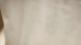 【麻花免费视频】约操衬衫短裙貌似郑爽的小女孩，春宵一刻只值2500！