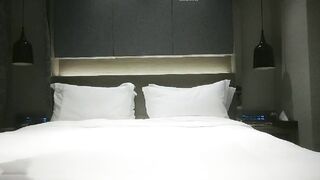 【麻花免费视频】高颜值大长腿高筒靴女神，真实性感苗条甜美，做爱很洒脱