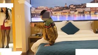 【麻花免费视频】黑丝高挑美女，“关灯我害羞，为什么要掰开看啊，好变态”