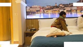 【麻花免费视频】黑丝高挑美女，“关灯我害羞，为什么要掰开看啊，好变态”