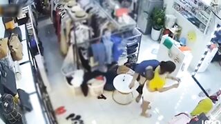 【麻花免费视频】【强奸纪实】监控下强奸翻车精选，两位小姐姐教科书级自救全过程