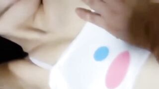 【麻花免费视频】【破处双马尾萝莉】处女血弄脏床“不要，好不舒服，哥哥不要”