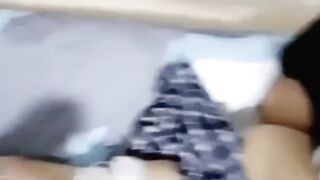 【麻花免费视频】【破处双马尾萝莉】处女血弄脏床“不要，好不舒服，哥哥不要”