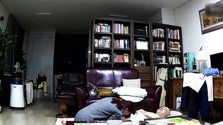 【麻花免费视频】【硬核泄密】中年夫妻做爱正在口交，闺蜜来了在旁边看，边聊天边继续啪啪