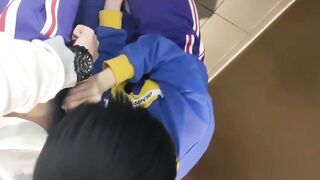 【麻花免费视频】【劲爆热点】HM是一件中学生偷欢事件！中学生没钱开房，只能试衣间内凑合搞一下！