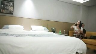 【麻花免费视频】【对白淫荡精彩】1000月就拿下齐逼牛仔裤黑丝骚熟女，舔屌足交一脸享受到高潮