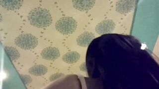 【麻花免费视频】【楼道传说】暴露狂反差婊楼梯整活，主动勾引楼下大叔