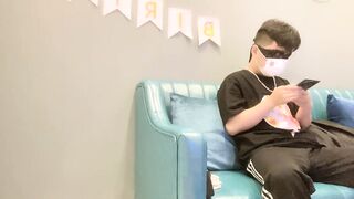 【麻花免费视频】【瘦猴探花】短发婴儿肥良家妹妹，趴在阳台撩裙内射