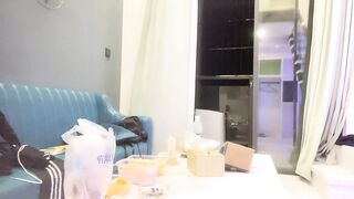 【麻花免费视频】【瘦猴探花】短发婴儿肥良家妹妹，趴在阳台撩裙内射