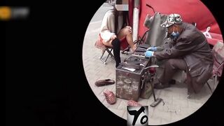 【麻花免费视频】【极限勾引】小姐姐闹市街区修鞋，唠嗑露出鲍鱼勾引修鞋大爷
