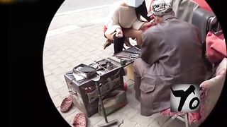 【麻花免费视频】【极限勾引】小姐姐闹市街区修鞋，唠嗑露出鲍鱼勾引修鞋大爷