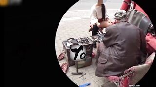 【麻花免费视频】【极限勾引】小姐姐闹市街区修鞋，唠嗑露出鲍鱼勾引修鞋大爷