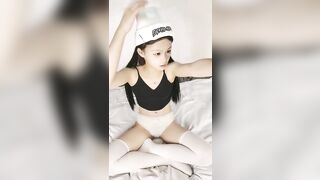 【麻花免费视频】【直播萝莉精选】萝莉控千万不要错过，站起来还没有人家腿高，只能够到大牛子