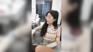 【麻花免费视频】不容错过，最近超火的眼镜御姐看着闺蜜被操，这玩法就问爽不爽