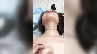 【麻花免费视频】公司团建前台妹子喝多了被我带回家操一半醒了，估计她也是被操舒服了装睡的