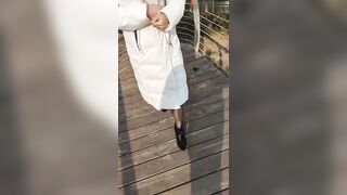 【麻花免费视频】大哥出门进货去了，我偷约嫂子来公园野战