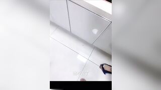 【麻花免费视频】趁嫂子在厨房洗碗没注意后方，突然袭击强上内射！嫂子极力挣扎害怕乱伦丑事被发现！