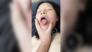 【麻花免费视频】镇江童颜巨乳高中生3P事件！这奶子真特么好看，大屁股很耐操