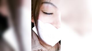 【麻花免费视频】【人前露出】火车下铺妹子自慰淫水流了一地，旁边大爷大妈坐了好几个