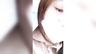 【麻花免费视频】【人前露出】火车下铺妹子自慰淫水流了一地，旁边大爷大妈坐了好几个