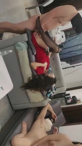 【麻花免费视频】【大学生观战】红衣教主终于被操，掰穴露出黑鲍鱼