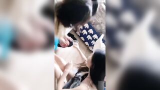 【麻花免费视频】【暗黑校园】女同学骗自己闺蜜来家里群P，调教一帮女生舔脚深喉喝尿，各种花式虐待