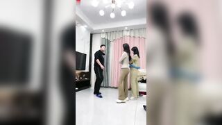 【麻花免费视频】【超美双胞胎和男同事的误会】前一秒气势汹汹，后一秒舔脚丫子