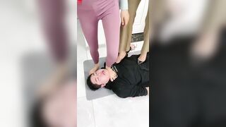 【麻花免费视频】【超美双胞胎和男同事的误会】前一秒气势汹汹，后一秒舔脚丫子