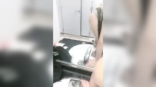 【麻花免费视频】玩的就是刺激，学生小情侣一时兴起，找个公厕直接开操