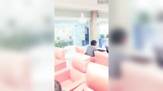 太牛X了99年女主播网吧勾引楞青小伙在大厅拔下裤子就吹受不了拉到厕所激情啪啪