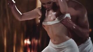 两个性感熟女轮流享受按摩师的硬鸡巴