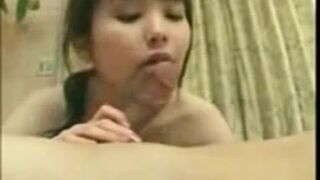 表妹认真吃我鸡巴后，被我无情狂草.