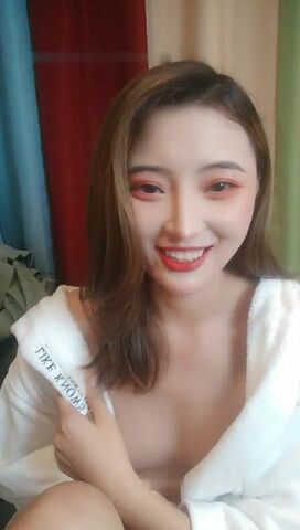 高颜值苗条白虎妹子道具自慰 张开双腿按摩器震动逼逼呻吟娇喘 很是诱惑喜欢不要错过.