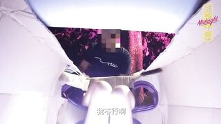 【重磅推荐】外站大神『三更半夜』系列 满足变态老公的要求将老婆装箱子里野外放置 邀请路人随便玩