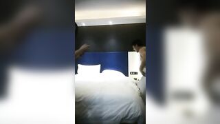 猥瑣大屌哥星級酒店找了個顏值不錯苗條小姐姐直播啪啪 穿著黑絲挑逗口交後入騎乘幹得直叫求饒 服務絕對到位 對白清晰